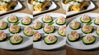 Colocar sobre cada rebanada de pepino el surimi y servir de inmediato.