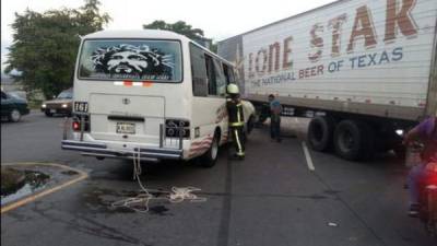 El conductor del rapidito no alcanzó a maniobrar la unidad y se estrelló con la rastra.