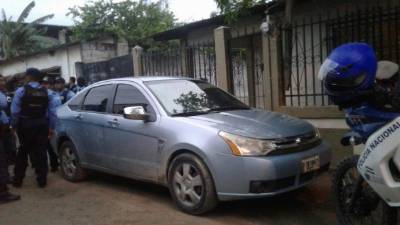 La Policía junto al vehículo que se decomisó a los detenidos.