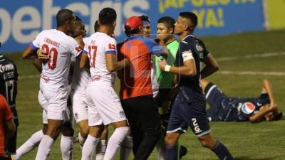 El clásico capitalino estuvo intenso al extremo que se dieron tres expulsiones.