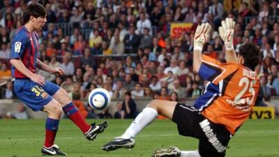 Messi supera la salida del portero del Albacete, Raúl Valbuena, para conseguir el segundo gol de su equipo, durante el partido de Liga disputado en el Camp Nou de Barcelona el 1 de mayo de 2005. Foto EFE