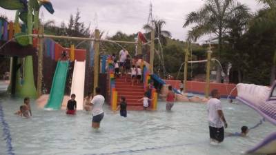 Familias en el parque acuático Zizima.