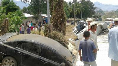 Los pobladores se asombraron del impacto entre la rastra y un turismo Honda Civic. Fotos Cuerpo de Bomberos.
