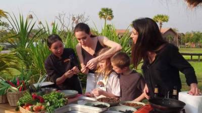 Angelina Jolie mostró cómo cocinar insectos durante un documental con la BBC.