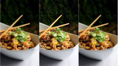 Servir el arroz tailandés en un plato profundo.