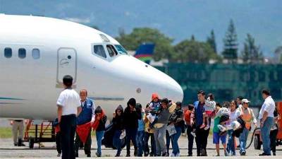 <b><span class=mln_uppercase_mln>Arribo.</span></b> Hasta cinco vuelos semanales con deportados llegan al país.<span class=mln_uppercase_mln> </span>