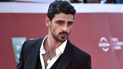 Esta misma semana han salido a la luz unas fotografías tomadas durante el rodaje de la esperada secuela de la película '365 días', la respuesta de Netflix al fenómeno de cine erótico que inició 'Cincuenta sombras de Grey' y que ha cosechado tanto éxito entre los usuarios de la plataforma de streaming como reacciones negativas de la críticas especializada.