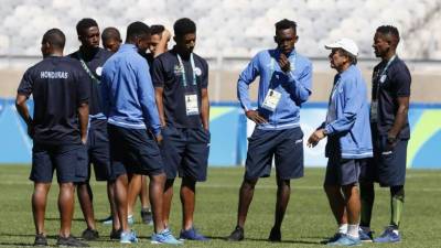 Jorge Luis Pinto dialogó con los seleccionados en la cancha del estadio Mineirão. Foto Juan Salgado/Enviado Especial