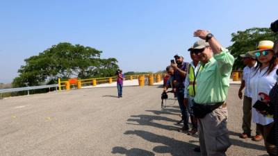 Momentos en que el puente era habilitado por el presidente Juan Orlando Hernández.