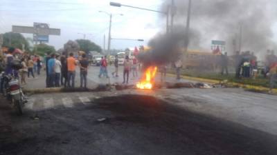 Manifestantes del Partido Alianza de Oposición se tomaron la entrada a La Lima en la mañana del viernes.
