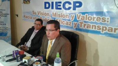 Óscar Vásquez Tercero, director de la DIECP, junto a César Bonilla, director adjunto, durante una conferencia de prensa.