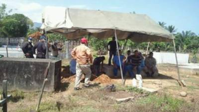Las exhumaciones tuvieron lugar en la zona próxima a la ciudad de Tocoa y al puerto de Trujillo, en el Caribe, unos 600 km al noroeste de la capital, y continuarán en busca de unos 15 cuerpos. Foto Archivo