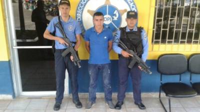 Anael Peraza López (21) custodiado por agentes hondureños.