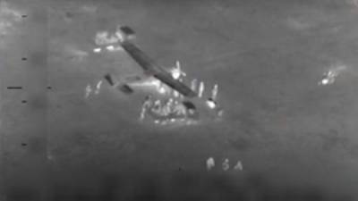 El video muestra a una avioneta aterrizar en una pista clandestina de La Mosquitia, cargada de droga.