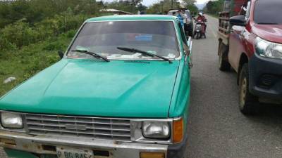 El vehículo pickup en el que se conducían las víctimas quedó en el lugar del ataque.