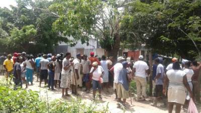 Un grupo de garífunas protesta contra fuerzas militares después de que dispararan contra un grupo que se conducía en un vehículo.