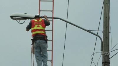Personal de la alcaldía da mantenimiento a las lámparas.
