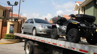 En la casa encontraron un carro turismo y tres cuatrimotos que decomisaron.