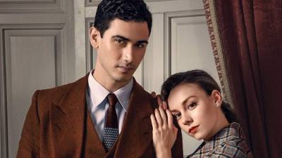 Alejandro Speitzer y Ester Expósito protagonizan la serie 'Alguien tiene que morir'.