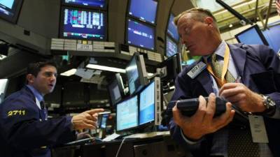 El Dow Jones bajó 223.03 puntos a 16,321.07 unidades y el Nasdaq 62.58 a 4,213.66 unidades.