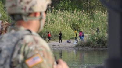 Migrantes centroamericanos evitan cruzar el río Bravo tras la muerte de un padre y su hija salvadoreños la semana pasada./AFP.