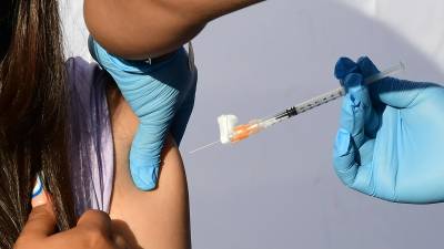 Un tribunal federal de apelaciones suspendió la obligación de vacunarse en EEUU invocando posibles “graves problemas constitucionales y procesales”.
