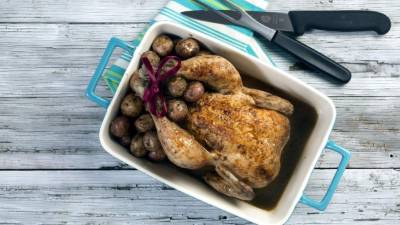 Servir el pollo con las papitas.