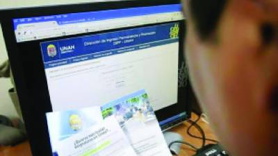 Estudiante de Unah navega por el sitio web de la institución para realizar su matrícula.