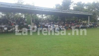 Portando pancartas y elevando voces exigiendo justicia se realizó la caminata por la calle principal de la comunidad.