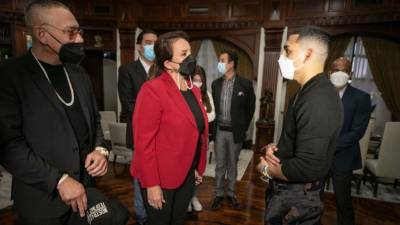 Xiomara Castro recibió en Casa Presidencia al boxeador hondureño Teófimo López.