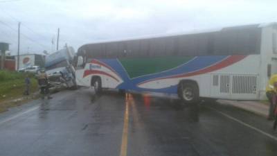 Imagen del bus interurbano y una rastra en El Progreso, Yoro, zona norte de Honduras.