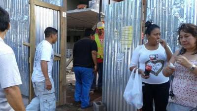 Familiares de la víctima llegaron hasta el edificio en la colonia San Ignacio en Tegucigalpa. Foto @americahn