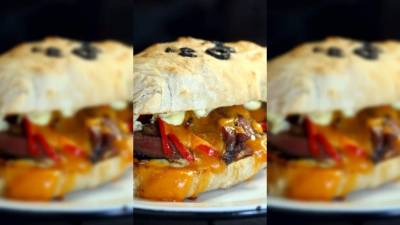 Abrir por la mitad el pan ciabatta, untar la mayonesa en ambas tapas y rellenar con el guiso de carne.