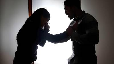 Más de 235 mil mujeres y cerca de 20 mil hombres denunciaron sufrir violencia doméstica por parte de sus parejas en los últimos diez año, pero las denuncias en la fiscalía y los juzgados han ido disminuyendo por la falta de medidas que les garantice su seguridad.