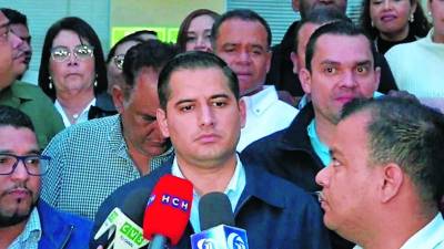 <b>A las 10:00 am, diputados de tres bancadas de oposición convocaron al jefe de Libre.</b>