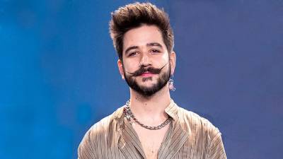 Camilo Echeverri Correa, conocido simplemente como Camilo, es un músico, compositor y cantante colombiano. Debutó en 2008, después de ganar el concurso de talentos Factor XS de su país en 2007.