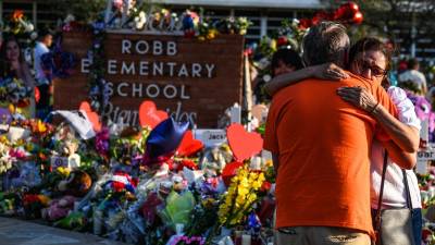 Las personas afectadas por la masacre buscan compensación económica por el traume tras el tiroteo en la escuela Robb.