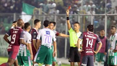 Antigua sufrió una expulsión y le jugó con diez jugadores al Saprissa por 40 minutos.