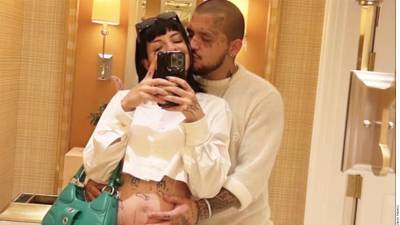 Mientras Cazzu presume su baby bump a través de sus redes sociales, Christian Nodal sugirió en entrevista que es una niña.