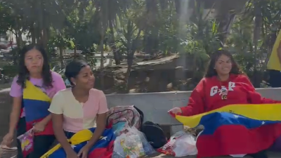 Familia de venezolanos celebra en Tegucigalpa la captura de Nicolás Maduro