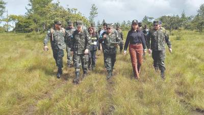 El martes, la ministra Rixi Moncada inspeccionó el terreno para la cárcel.