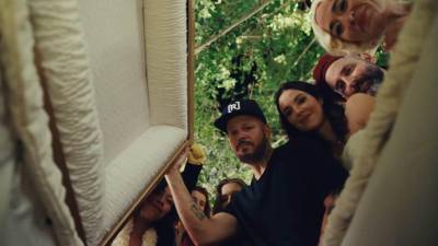 Residente repasa su vida en “Ron en el piso”.