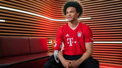 Leroy Sané ya luciendo la camiseta del Bayern Múnich.