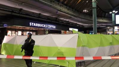 Después del tiroteo se ha acordonado la zona por precaución. Las autoridades dijeron que pronto iban a brindar el servicio normalmente./ AFP PHOTO / ANP / Kawijko Media / Netherlands OUT