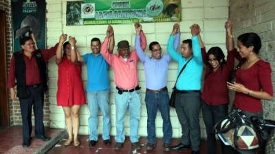 Los jóvenes y miembros del Frente de Resistencia Popular levantaron las manos en señal de unidad.