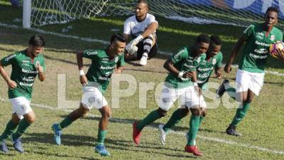 Los jugadores del Marathón celebrando el gol de John Paul Suazo. Foto Neptalí Romero