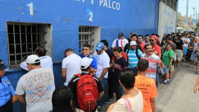 Muchos aficionados han hecho grandes filas para comprar sus boletos. Foto Ronald Aceituno