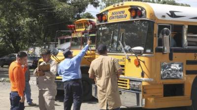 Ayer por la mañana unas 40 unidades estaban siendo revisadas. Foto: Jorge Gonzales.