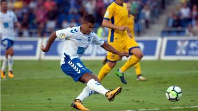 Bryan Acosta es elogiado en el Tenerife por los medios.