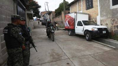 Al fondo el vehículo que fue atacado por delincuentes.
